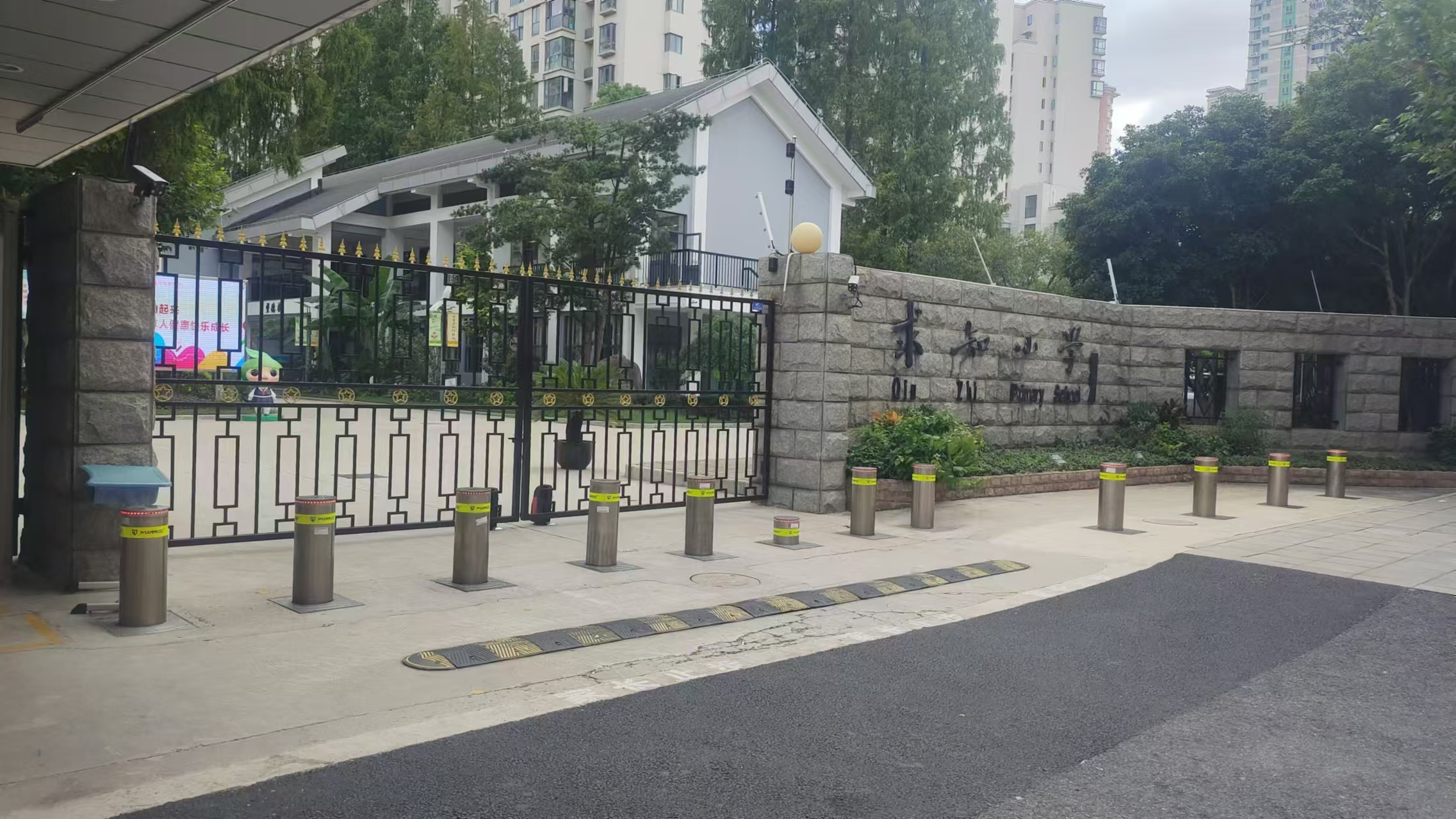 升降防撞柱施工方法